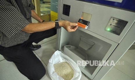 Petugas mengambil beras dari mesin ATM beras di Komplek Masjid Salman, Jl Ganesha, Kota Bandung, Selasa (29/11).