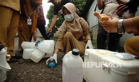 Petugas mengambil contoh air bersih yang tercemar limbah Bahan Berbahaya dan Beracun (B3) di pabrik pengolahan limbah B3 Desa Karangdawa, Kabupaten Tegal, Jawa Tengah, Selasa (15/1/2019). 