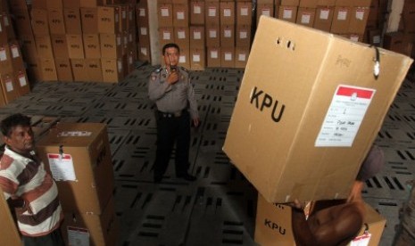 Petugas mengangkat kotak berisi surat suara dari masing-masing TPS, di gudang penyimpanan logistik KPU Medan, Sumut. 