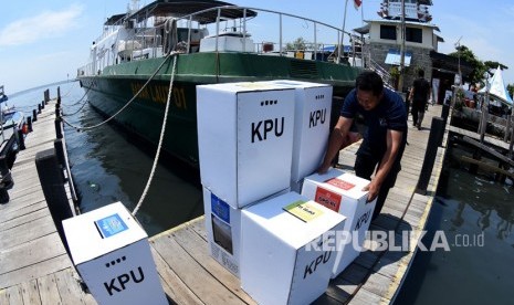 Petugas mengangkat logistik Pemilu 2019 yang akan didistribusikan ke Kepulauan Seribu (Ilustrasi).