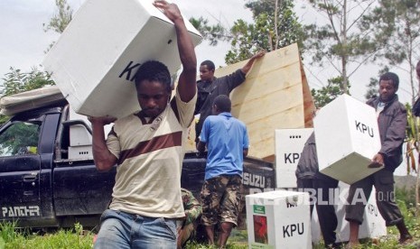 Petugas mengangkat logistik Pemilu ke pelosok-pelosok kampung di Distrik Wesaput, Wamena, Kabupaten Jayawijaya, Papua, Selasa (16/4).