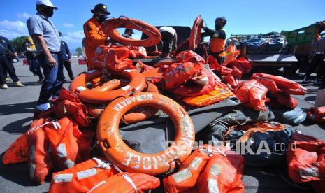 Petugas mengangkut berbagai barang dari KMP Yunicee di Pelabuhan Gilimanuk, Jembrana, Bali, Rabu (30/6/2021). Sejumlah barang-barang dan perlengkapan KMP Yunicee yang tenggelam di Selat Bali saat berlayar dari Pelabuhan Ketapang Banyuwangi menuju Pelabuhan Gilimanuk pada Selasa (29/6) malam berhasil ditemukan petugas dalam operasi pencarian KMP Yunicee. 