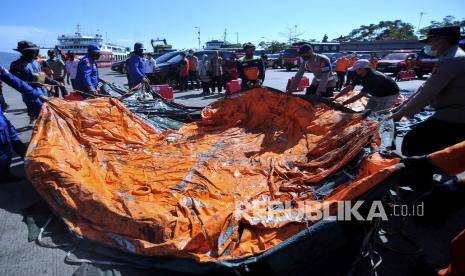 Petugas mengangkut berbagai barang dari KMP Yunicee di Pelabuhan Gilimanuk, Jembrana, Bali, Rabu (30/6/2021). Sejumlah barang-barang dan perlengkapan KMP Yunicee yang tenggelam di Selat Bali saat berlayar dari Pelabuhan Ketapang Banyuwangi menuju Pelabuhan Gilimanuk pada Selasa (29/6) malam berhasil ditemukan petugas dalam operasi pencarian KMP Yunicee. 