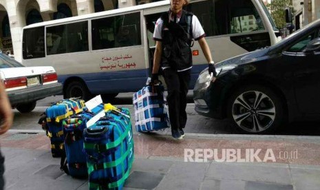 Petugas mengangkut koper jamaah yang teringgal di Bandara Amir Muhammad bin Abdul Aziz  Madinah, Rabu (25/7).