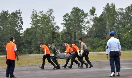 Petugas mengantarkan jenazah korban kecelakaan pesawat AirAsia QZ8501 dari KD Malaysia di Lanud TNI AU Iskandar, Pangkalan Bun, Kalteng, Kamis (8/1). 