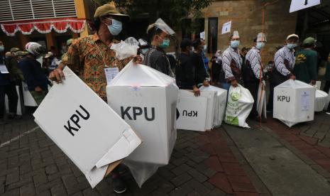 Petugas mengantre untuk mengembalikan logistik hasil Pilkada Kota Surabaya di Kantor Kecamatan Kenjeran, Surabaya, Jawa Timur, Rabu (9/12/2020). Setelah dilakukannya penghitungan suara di setiap Tempat Pemungutan Suara (TPS), logistik Pilkada Kota Surabaya 2020 diserahkan ke Panitia Pemilihan Kecamatan (PPK).