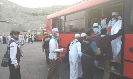 Petugas mengarahkan jamaah haji menunju bus jemputan di Terminal Bab Ali