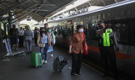 (ILUSTRASI) Penumpang kereta api di Stasiun Gubeng, Kota Surabaya, Jawa Timur.