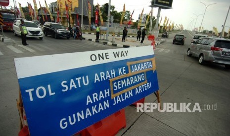 Petugas mengatur arus lalu lintas saat penutupan akses jalan masuk tol Pejagan-Pemalang di pintu keluar Tegal, Adiwerna, Kabupaten Tegal, Jawa Tengah, Jumat (7/6/2019). 