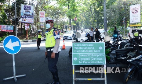 Petugas mengatur lalu lintas dari Jalan Cipaganti Kota Bandung. (ilustrasi)