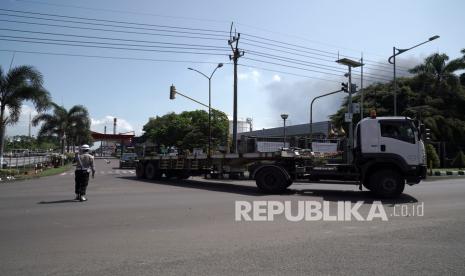 Petugas mengatur lalu lintas kendaraan di area Kilang Pertamina RU IV Cilacap, Jateng, Sabtu (12/6/2021). Menurut Dirut Pertamina Nicke Widyawati, operasional kilang Pertamina RU IV Cilacap yang memproduksi BBM, elpiji, lube base oil dan petrokimia tidak terganggu meskipun terjadi kebakaran di tanki T39. 