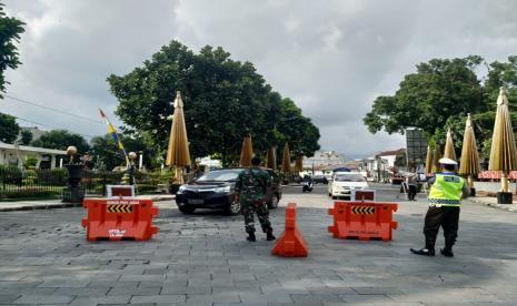 Petugas mengatur penerapan aturan ganjil-genap di Taman Kota Tasikalaya, Rabu (4/8). Selama PPKM Level 3, Satgas Penanganan Covid-19 Kota Tasikmalaya menerapkan aturan ganjil-genap di Jalan KHZ Mustofa. 