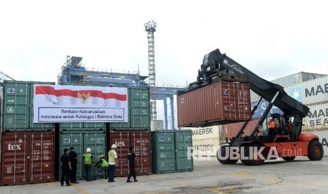 Petugas mengatur tumpukan kontainer berisi bantuan kemanusiaan yang akan dikirim untuk pengungsi Rohingya dan Rakhine di Dermaga III Pelabuhan Tanjung Priok, Jakarta, Kamis (29/12).Republika/Wihdan Hidayat