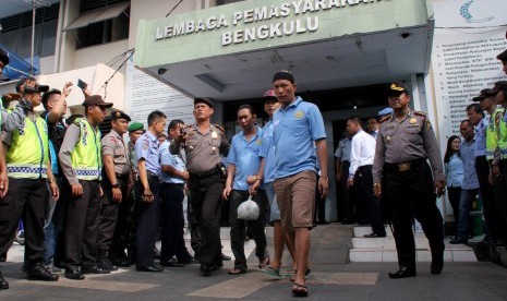 Petugas mengawal sejumlah narapidana yang akan dipindahkan dari Lembaga Permasyarakatan (Lapas) Klas IIA Malabero, Bengkulu, Selasa (1/3).