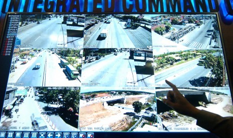 Petugas mengawasi kamera CCTV untuk memantau jalur mudik saat ujicoba di ruang Galawi Integrated Comand Center (GICC) Polres Tegal, Jawa Tengah, Kamis (8/6). Satlantas Polres Tegal memasang 13 titik CCTV di sejumlah ruas jalan terutama jalu