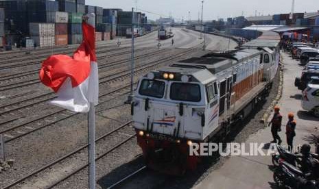 Petugas mengawasi keberangkatan kereta api yang mengangkut gerbong berisi limbah B3 (Bahan Berbahaya Beracun) di Stasiun Kalimas, Surabaya, Jawa Timur, Kamis (9/8).