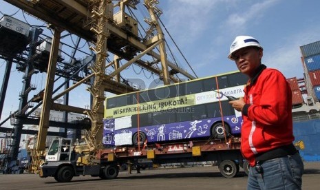  Petugas mengawasi proses penurunan Bus Tingkat Wisata di Pelabuhan Tanjung Priok, Jakarta, Selasa (14/1). ( Republika/Adhi Wicaksono)