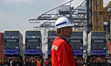  Petugas mengawasi proses penurunan Bus Tingkat Wisata di Pelabuhan Tanjung Priok, Jakarta, Selasa (14/1). ( Republika/Adhi Wicaksono)