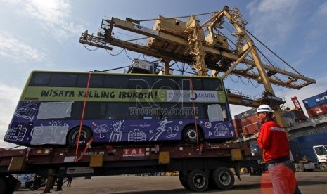  Petugas mengawasi proses penurunan Bus Tingkat Wisata di Pelabuhan Tanjung Priok, Jakarta, Selasa (14/1). ( Republika/Adhi Wicaksono)