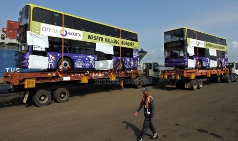  Petugas mengawasi proses penurunan Bus Tingkat Wisata di Pelabuhan Tanjung Priok, Jakarta, Selasa (14/1). ( Republika/Adhi Wicaksono)