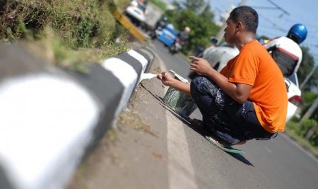 Dinas Pekerjaan Umum dan Penataan Ruang (PUPR) Kabupaten Bogor, Jawa Barat, melalui pihak ketiga, melakukan pembongkaran pembatas jalan atau kanstin yang baru tiga bulan dipasang di Jalan Alternatif Sentul, Bogor. (Ilustrasi kanstin)