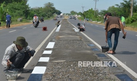 Jalur Pantura Kawasan Lohbener, Indramayu, Jawa Barat, Senin (20/6).  (Republika/Raisan Al Farisi)