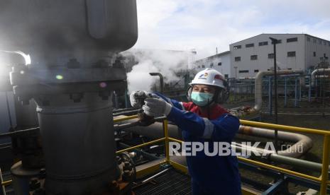 Petugas mengecek instalasi di PLTP Kamojang, Garut, Jawa Barat, Rabu (8/9/2021). 