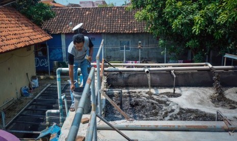 Petugas mengecek kadar air yang tercemar limbah batik di Instalasi Pengolahan Air Limbah (IPAL) di Kampung Batik Kauman, Pekalongan, Jawa Tengah, Rabu (18/5/2019).