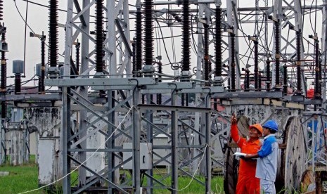  Petugas mengecek kelistrikan di Gardu Induk PLN, Cawang, Jakarta, Selasa (29/4).