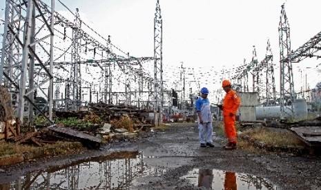 Petugas mengecek kelistrikan di Gardu Induk PLN, Cawang, Jakarta, Selasa (29/4). 