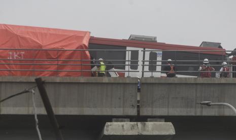 Petugas mengecek kereta LRT yang mengalami kecelakaan di kawasan Cibubur, Jakarta.