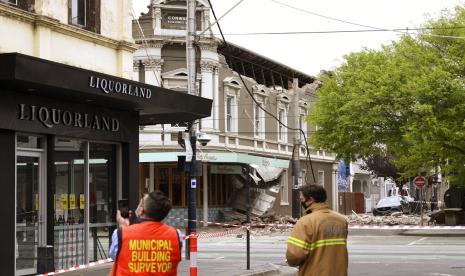 Petugas mengecek kerusakan yang diakibatkan oleh gempa berkekuatan 6 SR di Mansfield, Australia, Rabu (22/9).