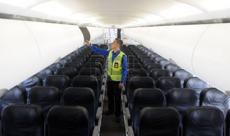   Petugas mengecek kondisi kabin penumpang pesawat Airbus A320 terbaru milik Mandala Airlines di Bandara Internasional Soekarno Hatta, Tangerang, Banten, Kamis (14/3).    (Republika/Aditya Pradana Putra)