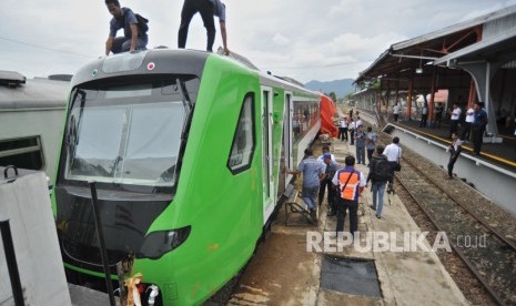 Petugas mengecek kondisi Kereta Rel Diesel Elektrik (KRDE) Bandara Internasional Minangkabau (BIM), seusai membuka pembungkus terpal, di Stasiun Simp Haru, Padang, Sumatera Barat, Jumat (23/2). 