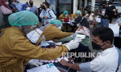 Petugas mengecek kondisi kesehatan peserta saat vaksinasi COVID-19 di Alun-alun Paseban, Bantul, Yogyakarta, Selasa (7/9/2021). Untuk mendukung percepatan menuju kekebalan komunal COVID-19 layanan vaksinasi terus digencarkan oleh pemerintah Kabupaten Bantul, selain melalui pendaftaran online, warga Bantul juga bisa mendapatkan vaksin dengan datang langsung ke beberapa lokasi yang telah disediakan.