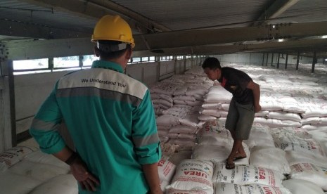 Petugas mengecek stok pupuk di Gudang Lini III milik PT Pupuk Kujang di Kelurahan Awipari, Kecamatan Cibereum, Kota Tasikmalaya, Jawa Barat, Sabtu (21/12).