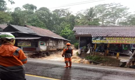 Petugas mengecek TKP seorang pengendara sepeda motor yang hanyut terbawa banjir di Kecamatan Cihaurbeuti, Kabupaten Ciamis, Jumat (7/10/2022).