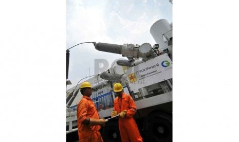 Petugas mengecek trafo mobile di Gardu Induk PLN Karet Baru, Jakarta, Senin (25/8). (Republika/Prayogi).