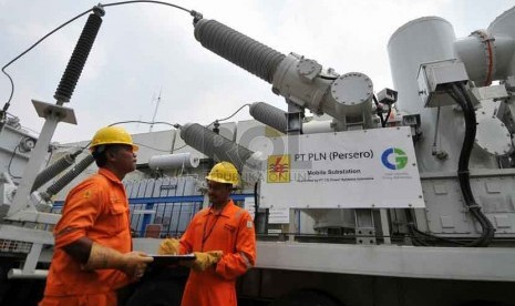 Petugas mengecek trafo mobile di Gardu Induk PLN Karet Baru, Jakarta, Senin (25/8). (Republika/Prayogi).