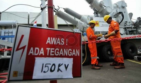 Petugas mengecek trafo mobile di Gardu Induk PLN Karet Baru, Jakarta, Senin (25/8). (Republika/Prayogi).