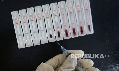 Petugas mengeluarkan sampel darah di atas perangkat rapid test HIV/AIDS. Jakarta Memanggil jadi program aksi percepatan penanggulan HIV/AIDS di Jakarta