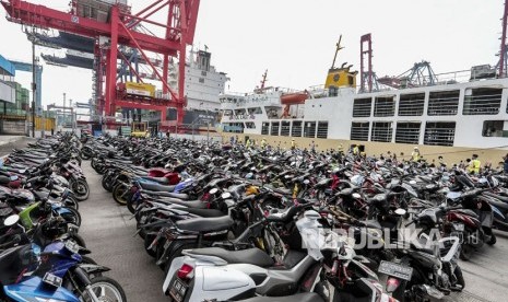 Petugas mengeluarkan sepeda motor milik peserta mudik gratis dengan kapal laut di Pelabuhan Tanjung Priok, Jakarta, Rabu (20/6).