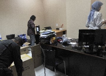 Petugas mengemasi dokumen-dokumen di Kantor PSSI, Senayan, Jakarta, Selasa (29/3).