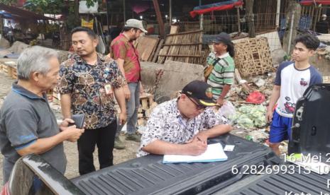 Petugas mengenakan sanksi denda bagi pembuang sampah di Lokbin Pasar Minggu, Jakarta, Kamis (16/5/2024).