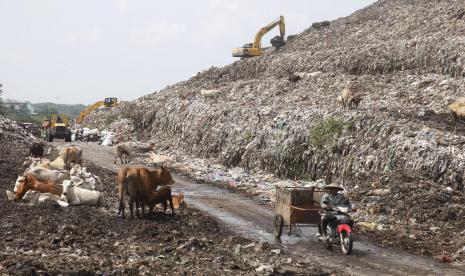 Petugas mengendarai motor untuk membuang sampah di Tempat Pembuangan Akhir  (ilustrasi)