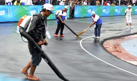 Petugas mengeringkan lintasan arena cabang sepatu roda PON XIX di Saparua, Bandung, Jabar, Kamis (22/9). 