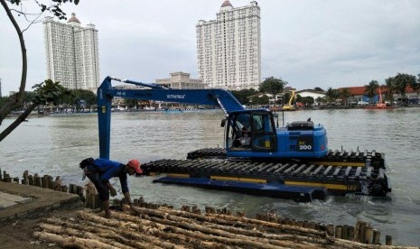 Petugas mengerjakan penataan Danau Sunter, Tanjung Priok, Jakarta Utara, Kamis (22/2). 