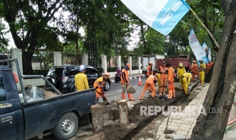 Petugas mengerjakan penataan Danau Sunter, Tanjung Priok, Jakarta Utara, Kamis (22/2).