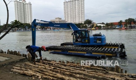 Petugas mengerjakan penataan Danau Sunter, Tanjung Priok, Jakarta Utara, Kamis (22/2).