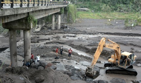 Petugas mengerjakan pengerukan aliran Sungai Yeh Sah, Karangasem, Bali, Sabtu (3/12). 